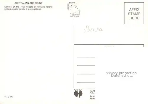AK / Ansichtskarte Australien Australien Aborigine Dennis of the Tiwi People of Melville Island shows a good catch a large goanna Australien