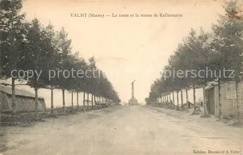 AK / Ansichtskarte Valmy_Marne La route et la statue Kellermann Valmy Marne