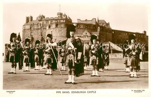 AK / Ansichtskarte Edinburgh Pipe Band Edinburgh Castle Edinburgh