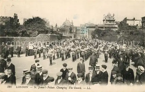 AK / Ansichtskarte London St James Palace Changing The Guard London