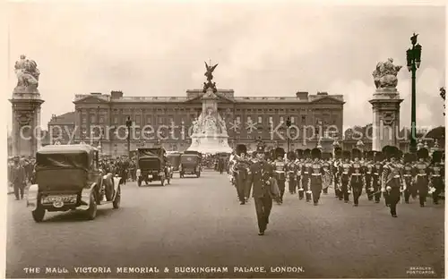 AK / Ansichtskarte London The Mall Victoria Memorial and Buckingham Palace London