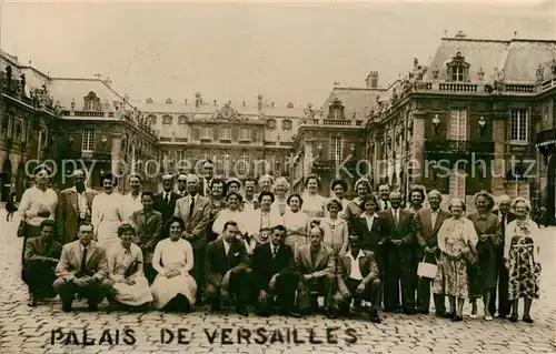 AK / Ansichtskarte Versailles_Yvelines Palais Gruppenfoto Versailles_Yvelines