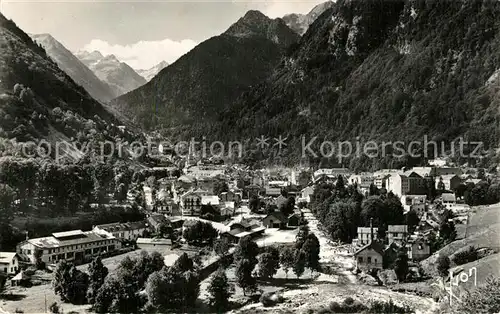 AK / Ansichtskarte Cauterets Vue panoramique et les Pyrenees Cauterets