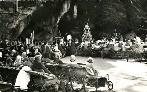 AK / Ansichtskarte Lourdes_Hautes_Pyrenees Les Malades devant la Grotte Lourdes_Hautes_Pyrenees