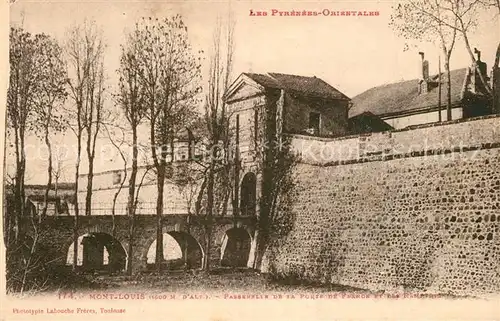 AK / Ansichtskarte Mont Louis Passerelle de la Porte de France et les remparts Mont Louis