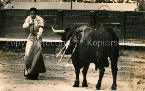 AK / Ansichtskarte Stierkampf Elarranque Entrando a Matar  