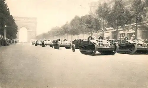 AK / Ansichtskarte Militaria_Panzer Paris Chenillettes d Infanterie Militaria Panzer