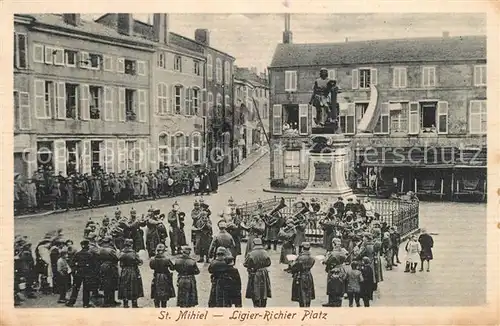 AK / Ansichtskarte Saint Mihiel Ligier Richier Platz Soldaten Saint Mihiel