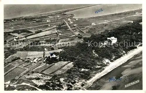 AK / Ansichtskarte Presqu_Ile de Giens au 1er plan le domaine de La Pinede vue aerienne Presqu_ile de Giens