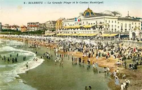 AK / Ansichtskarte Biarritz_Pyrenees_Atlantiques La Grande Plage et le Casino Municipal Biarritz_Pyrenees