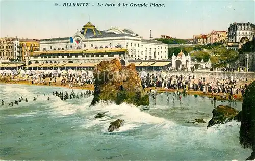 AK / Ansichtskarte Biarritz_Pyrenees_Atlantiques Le bain a la Grande Plage Biarritz_Pyrenees