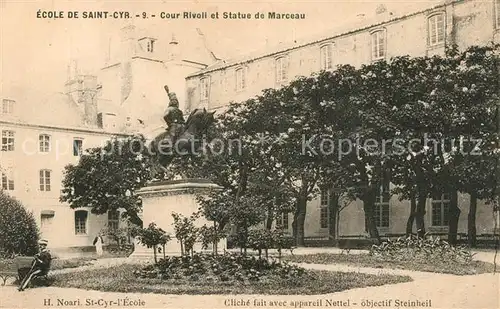 AK / Ansichtskarte Saint Cyr_Ardeche Ecole Cour Rivoli et Statue de Marceau Saint Cyr Ardeche