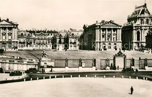 AK / Ansichtskarte Versailles_Yvelines Chateau et la Grille d Honneur Versailles_Yvelines