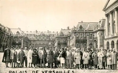 AK / Ansichtskarte Versailles_Yvelines Gruppenbild vor dem Schloss Versailles_Yvelines