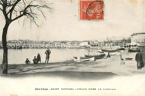 AK / Ansichtskarte Saint Raphael_Var La Plage dans le lointain Frejus Cote d Azur Saint Raphael Var