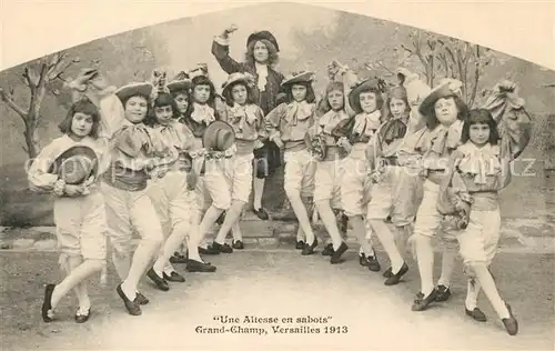 AK / Ansichtskarte Versailles_Yvelines Une Altesse en sabots Grand Champ Versailles_Yvelines