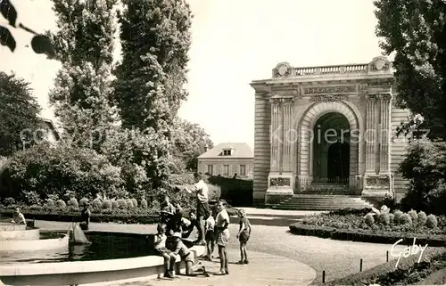 AK / Ansichtskarte Mantes la Jolie Musee Jardin Public Bassin des Enfants Mantes la Jolie