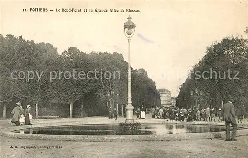 AK / Ansichtskarte Poitiers_Vienne Le Rond Point et la Grande Allee de Blossac Poitiers Vienne