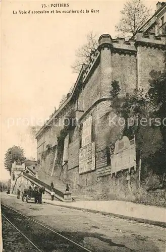 AK / Ansichtskarte Poitiers_Vienne La Voie daccession et les escaliers de la Gare Poitiers Vienne