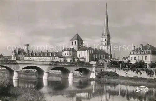 AK / Ansichtskarte Saint Savin sur Gartempe Eglise et le Pont Neuf 