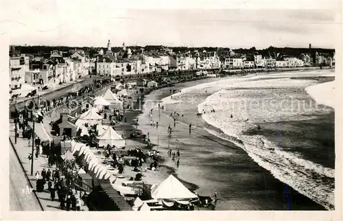 AK / Ansichtskarte Les_Sables d_Olonne Le Remblai et la Plage Les_Sables d_Olonne