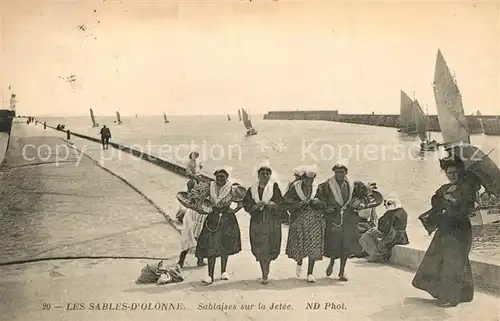 AK / Ansichtskarte Les_Sables d_Olonne Sablaises sur la Jetee Les_Sables d_Olonne