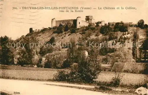 AK / Ansichtskarte Druyes les Belles Fontaines Le Chateau et la Colline vus de la Route Druyes les Belles Fontaines