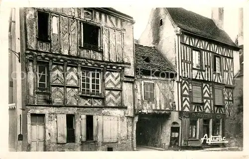 AK / Ansichtskarte Noyers sur Serein Place de la Petite Etape aux Vins Noyers sur Serein