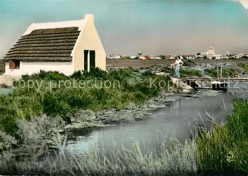 Les_Saintes Maries de la Mer Vue generale Au 1er plan une cabane de guardian Les