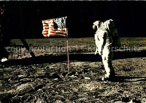 AK / Ansichtskarte Astronaut Mond Neil Armstrong Edwin Aldrin Sternenbanner  