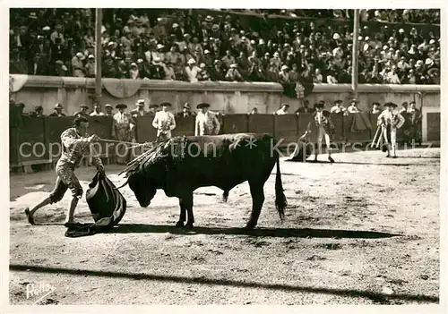 AK / Ansichtskarte Stierkampf Nimes Course de Taureaux Mise a Mort  