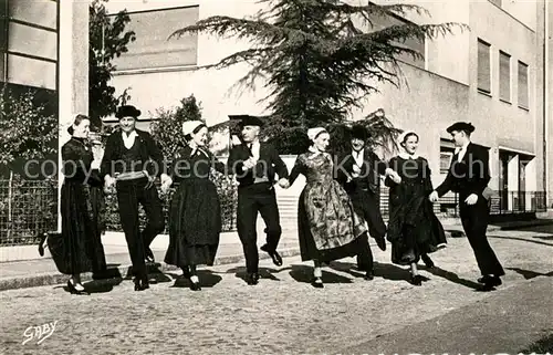 AK / Ansichtskarte Vendee Folklore Les Danseurs du Marais Vendeen 1re Figure de la Courante Vendee