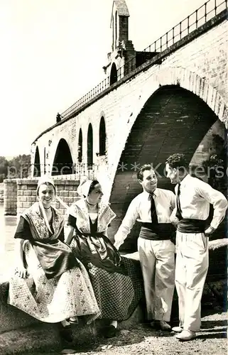 AK / Ansichtskarte Avignon_Vaucluse Groupe de jeunes gens dont les jeunes filles sont en costumes de comtadines Le Pont St Benezet Avignon Vaucluse