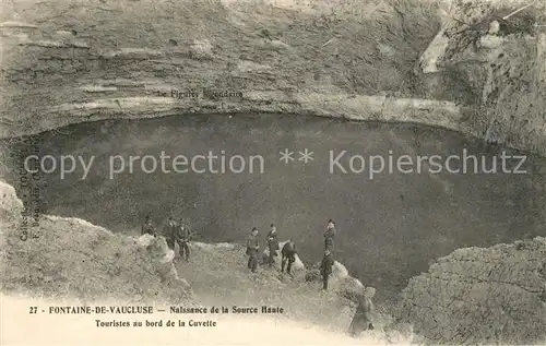 AK / Ansichtskarte Fontaine de Vaucluse Naissance de la Source Haute Touristes au bord de la Cuvette Fontaine de Vaucluse