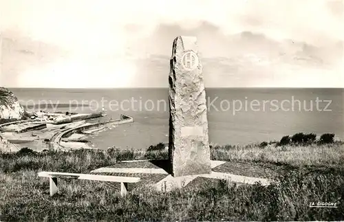 AK / Ansichtskarte Saint Valery en Caux Le Monument commemoratif sur les falaises d`amont Saint Valery en Caux