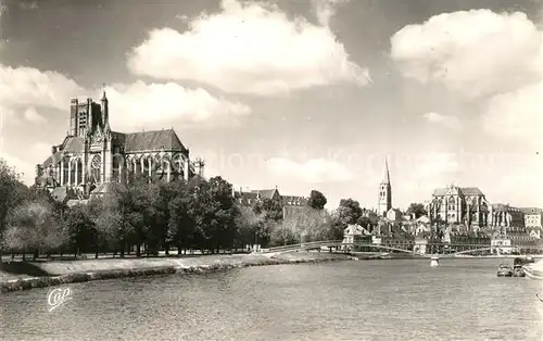 AK / Ansichtskarte Auxerre Cathedrale Saint Etienne et l Yonne Auxerre