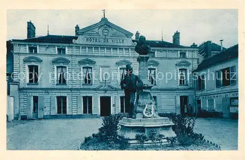 AK / Ansichtskarte Longjumeau Hotel de Ville et le Postillon Monument Statue Longjumeau