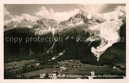 AK / Ansichtskarte Chamonix Panorama Massif du Mont Blanc Aiguille du Midi et les Bossons Alpes Francaises Chamonix
