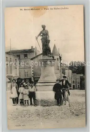 AK / Ansichtskarte Saint Maixent_Sarthe Place des Halles Saint Maixent Sarthe