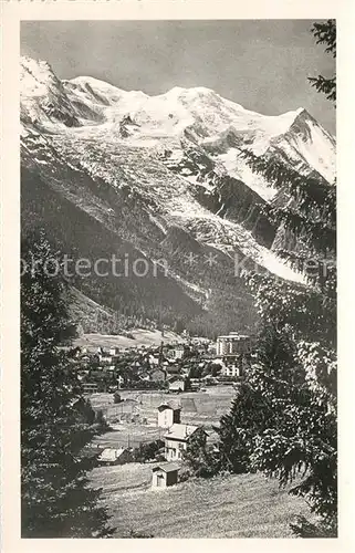 AK / Ansichtskarte Chamonix Vue panoramique et le Mont Blanc Alpes Francaises Chamonix