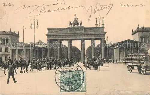 AK / Ansichtskarte Berlin Brandenburger Tor Soldaten auf Pferden  Berlin