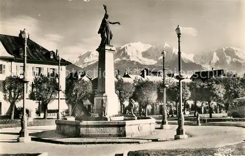 AK / Ansichtskarte Sallanches Place Charles Albert Fontaine Statue Mont Blanc Alpes Francaises Sallanches