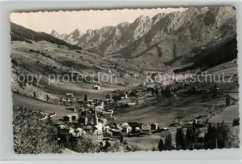 AK / Ansichtskarte La_Clusaz Vue generale et Chaine des Aravis Alpes La_Clusaz