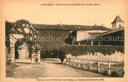 AK / Ansichtskarte Valence sur Baise Porte et Cour dHonneur du chateau du Bausca Maniban Valence sur Baise