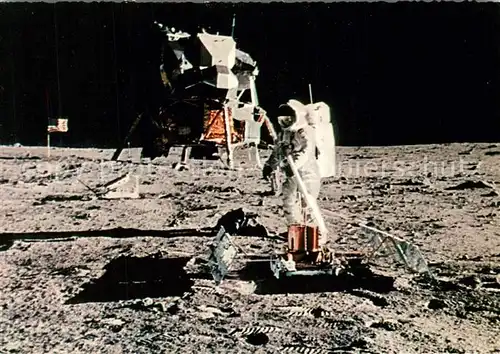 AK / Ansichtskarte Astronaut Edwin Aldrin Mond Landef?hre Sternenbanner Laser Reflektor 