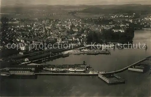 AK / Ansichtskarte Konstanz_Bodensee Fliegeraufnahme Hafen Konstanz_Bodensee