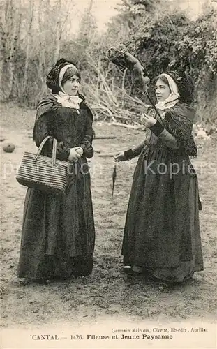 AK / Ansichtskarte Cantal_Auvergne Fileuse et Jeune Paysanne Cantal Auvergne