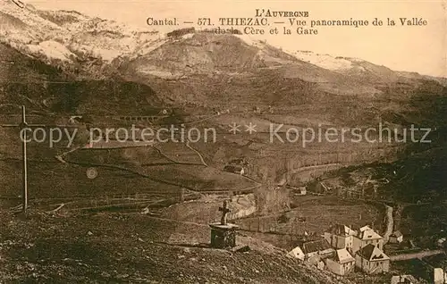 AK / Ansichtskarte Thiezac Vue panoramique de la Vallee de la Cere et la Gare Thiezac