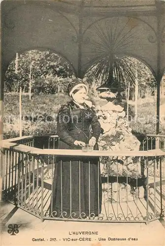 AK / Ansichtskarte Vic sur Cere Une Donneuse d eau Vic sur Cere