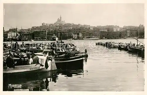 AK / Ansichtskarte Marseille_Bouches du Rhone Un coin du vieux Port et Notre Dame de la Garde Marseille